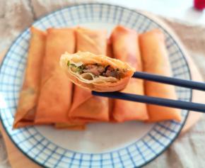 咬一口，外酥里嫩，好吃的不要不要的。