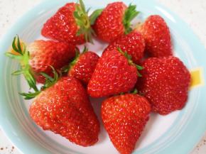 草莓放入水里，加少许盐浸泡10分钟，用清水冲洗干净备用。