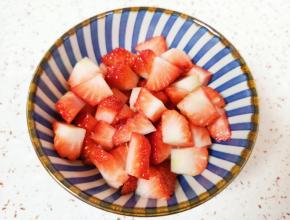 洗好的草莓去蒂切成小块。