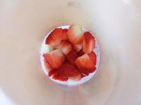 放进榨汁杯。