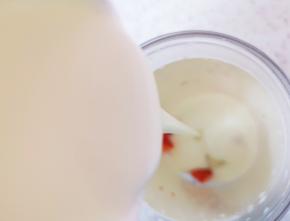 加入原味酸奶(酸奶选择浓稠的)。