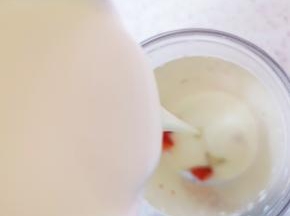 加入原味酸奶(酸奶选择浓稠的)。