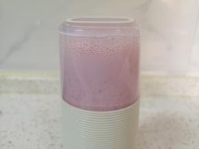 启动榨汁杯，不到一分钟时间，草莓奶昔就打好了。