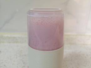 启动榨汁杯，不到一分钟时间，草莓奶昔就打好了。