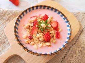 放入两大勺水果麦片，再切一个草莓装饰一下。