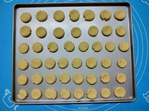 用母指按压圆球中间，边缘自然开裂