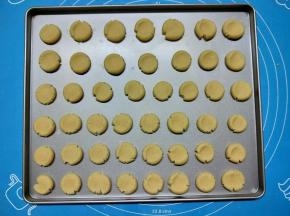 用母指按压圆球中间，边缘自然开裂
