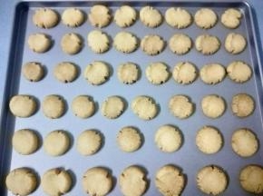 放入事先预热好的烤箱，中层上下火160度，20分钟左右