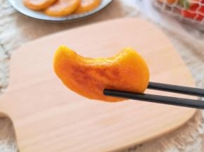 咬一口，满嘴的芝士香味，看到中间的芝士了吗？