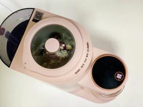 往水箱中加入适量的纯净水。
