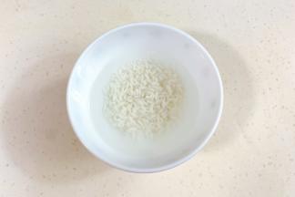 1、糯米淘洗净，用水浸泡10～15分钟，紫薯去皮切丁。