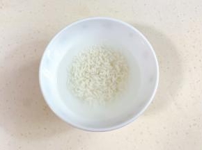 1、糯米淘洗净，用水浸泡10～15分钟，紫薯去皮切丁。