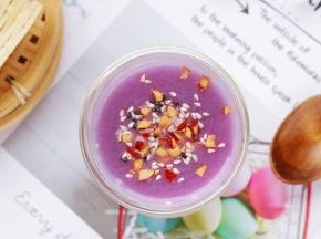放红枣碎和黑白芝麻，温热后即可食用。