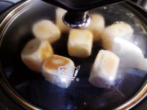 最慢的火煎制，中间可盖一下盖子，加快汤圆的成熟时间