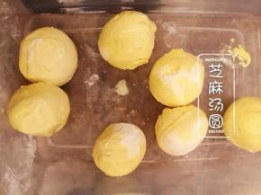 准备8颗汤圆，我用了黄米汤圆个比较大的。室温解冻，变软一点方便后面整形。