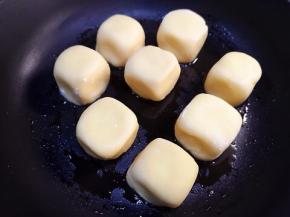 不粘锅锅里刷一点椰子油，放入仙豆糕