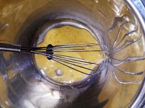 椰子油中加入全蛋液