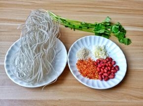 准备食材，花生米可以一次多炒点。