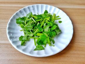 香菜切小段。