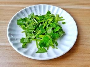香菜切小段。