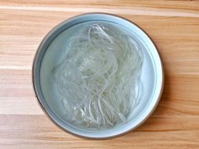 红薯粉丝放入碗里加温水泡发。