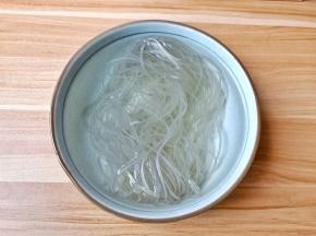 红薯粉丝放入碗里加温水泡发。