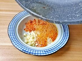 碗里淋入热油。