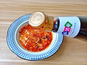 加一点生抽与米醋。