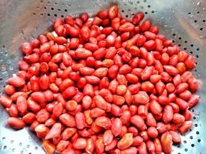 花生米冲洗一下不仅可以去灰尘，炒的时候可以加快成熟度。