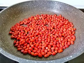 锅里放油倒入花生米，开中小火翻炒。