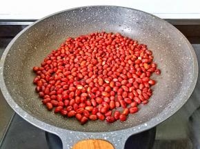 翻炒到花生米在锅里噼里啪啦响就可以盛出晾凉。