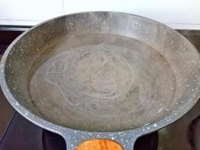 锅里水开下入红薯粉丝。