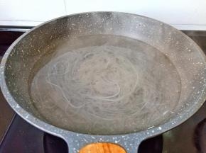锅里水开下入红薯粉丝。