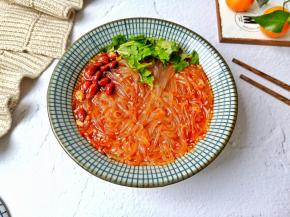 料汁加一点点煮粉的汤汁，加上红薯粉丝。