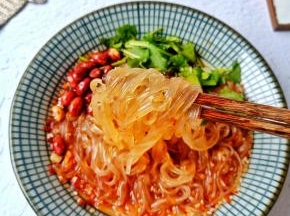 放上香菜与花生米就可以美美哒享用了！