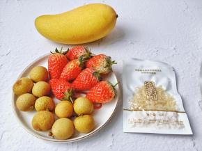 准备喜欢吃的水果与金燕耳。