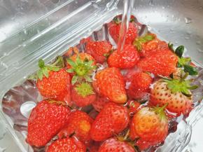 草莓加一点点盐清水多冲洗几遍。