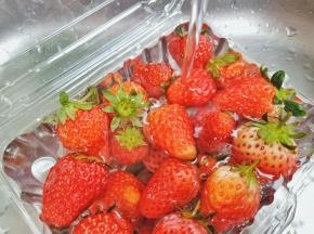 草莓加一点点盐清水多冲洗几遍。