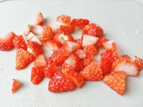 用水果刀把草莓切成小粒。
