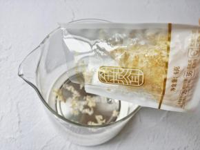 将6克金燕耳倒入养生壶。