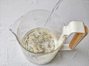 加入600毫升的清水。