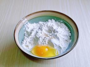 我的首先把面发酵上哈，高筋面粉放入大口器具中，加入盐，鸡蛋，玉米油，酵母粉，稍做搅拌。