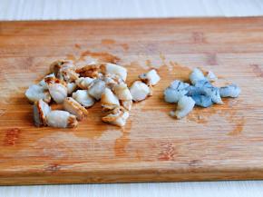 扇贝肉一切二，黑虎虾，去皮，去头，去虾线，再切小块。