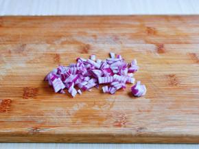 洋葱切丁。