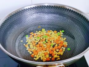 锅中加水烧开，下入时蔬，大火烧开煮1水中捞出淋干水分备用。