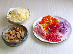 准备好番茄酱，马苏里拉芝士，这样披萨馅料就准备好啦！