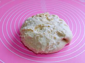 发酵好的面团全部是蜂窝状，即为发酵完成。