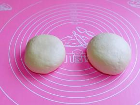 将面团揉圆排气，分两份。(我这个是两个披萨的量哈)