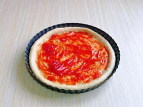 涂上一层番茄酱，也可以换成自己喜欢的海鲜酱，辣酱等哈……