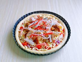 再摆放上腌制好的海鲜，蟹肉丝。